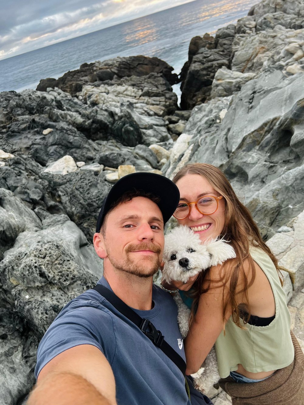Benjamín en un viaje, junto al mar